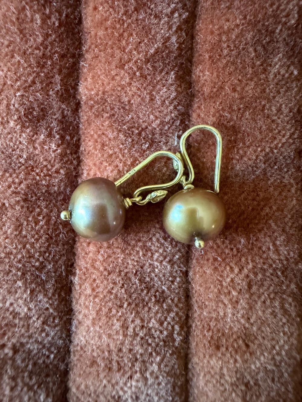 GABRIELLE SANCHEZ 18K Gold and Brown Medium Pearl Single Seed Earrings